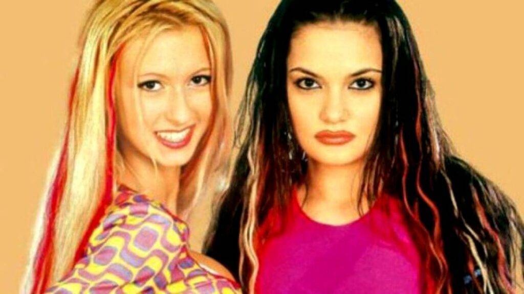 Care era vestimentația artiștilor de pe scenă la începutul anilor 2000?