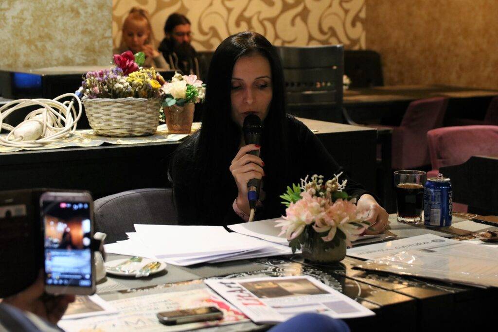 Armina Flavia Adam, Pumnul din vid - (ne)fericire la vieți distanță