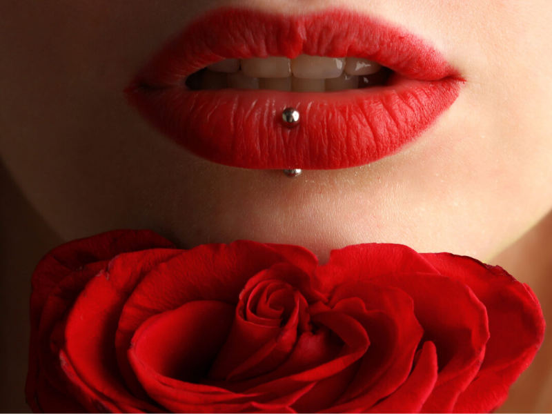 Un ghid simplu pentru purtarea rujului roșu. Redescoperă-ți latura feminină și seducătoare