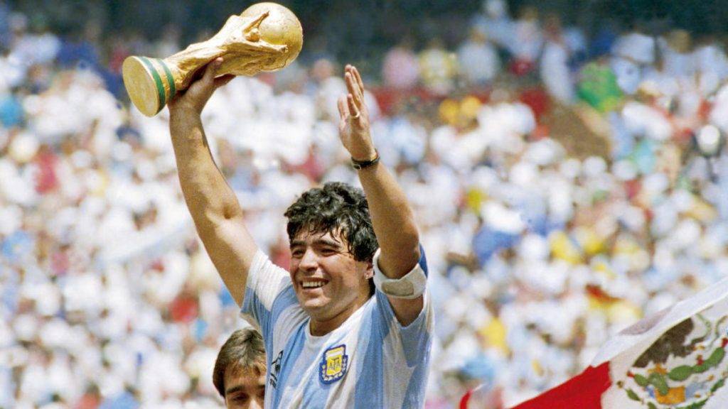 Cum a fost viața lui Diego Maradona și prin ce greutăți a fost nevoit bărbatul să treacă?
