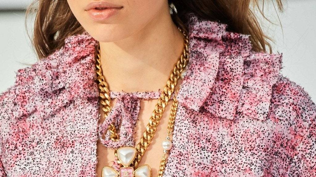 Bijuterii pe care trebuie să le ai în anul 2021! Fii mereu la modă și accesorizează-ți ținutele