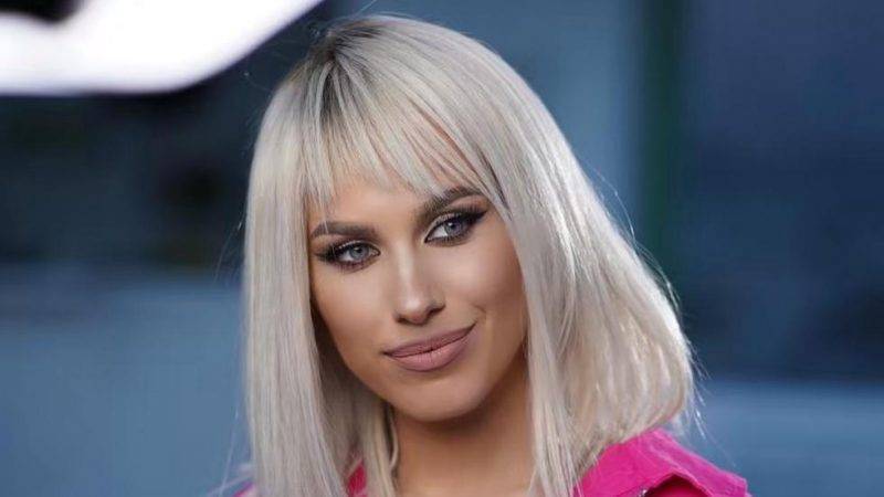 Amna este pe patul de spital de Ziua Îndrăgostiților. Cântăreața a suferit o intervenție chirurgicală