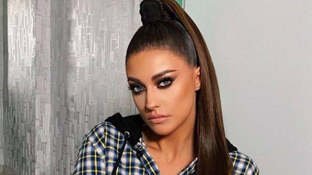 Antonia povestește despre copilăria sa din SUA. Părinții săi era foarte stricți cu ea