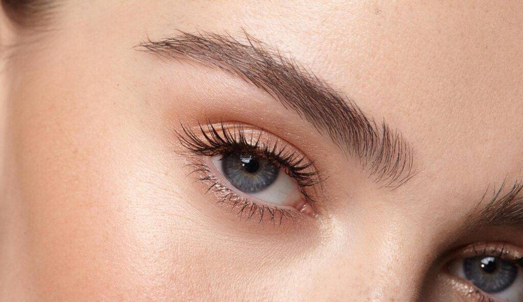 Secrete pentru niște sprâncene perfecte, venite din partea experților în domeniu