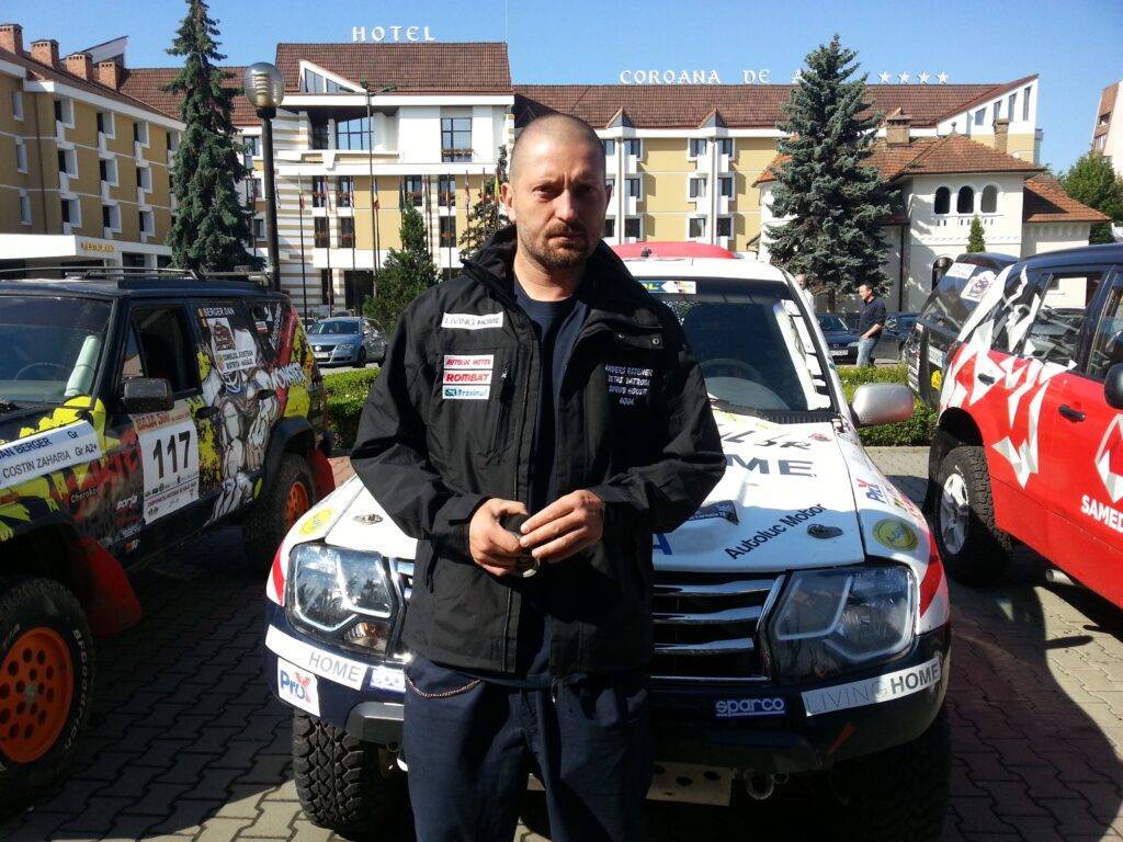 Cheloo și actuala sa iubită cu care are doi copii, au ales să se mute departe de agitația din Capitală