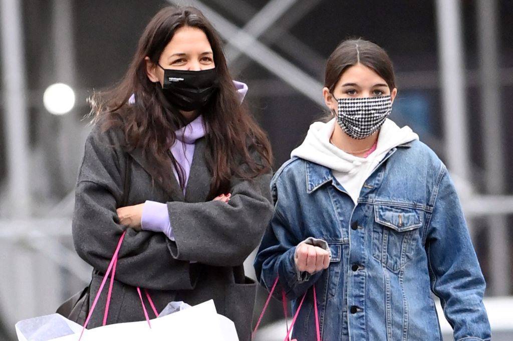 Suri Cruise, fiica lui Tom Cruise, are o relație extraordinară cu mama sa, Katie Holmes!