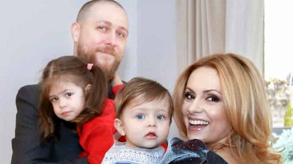 Cine este soțul Simonei Gherghe și cu ce se ocupă acesta când nu este acasă cu familia sa?