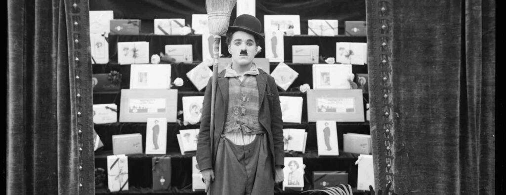 Charlie Chaplin, simbolul filmului mut, ar fi împlinit azi 132 de ani!
