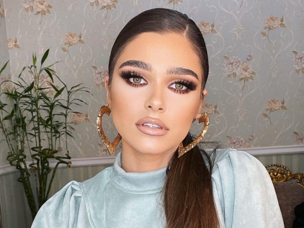 Theo Rose, acuzată de angajatul unui restaurant că este indecentă. Artista a reacționat pe măsură