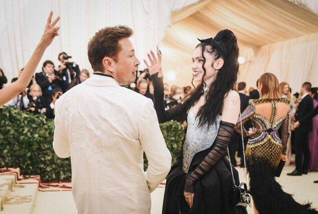 Elon Musk anunță oficial că el și iubita sa, artista Grimes, sunt „semi-separați”. Care sunt motivele acestei decizii