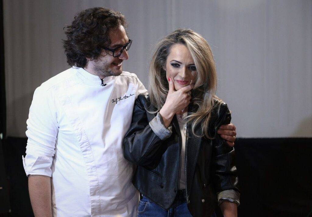 Florin Dumitrescu le duce dorul fetelor sale. Mai sunt 9 zile de filmări și el își declară dorul de casă în online