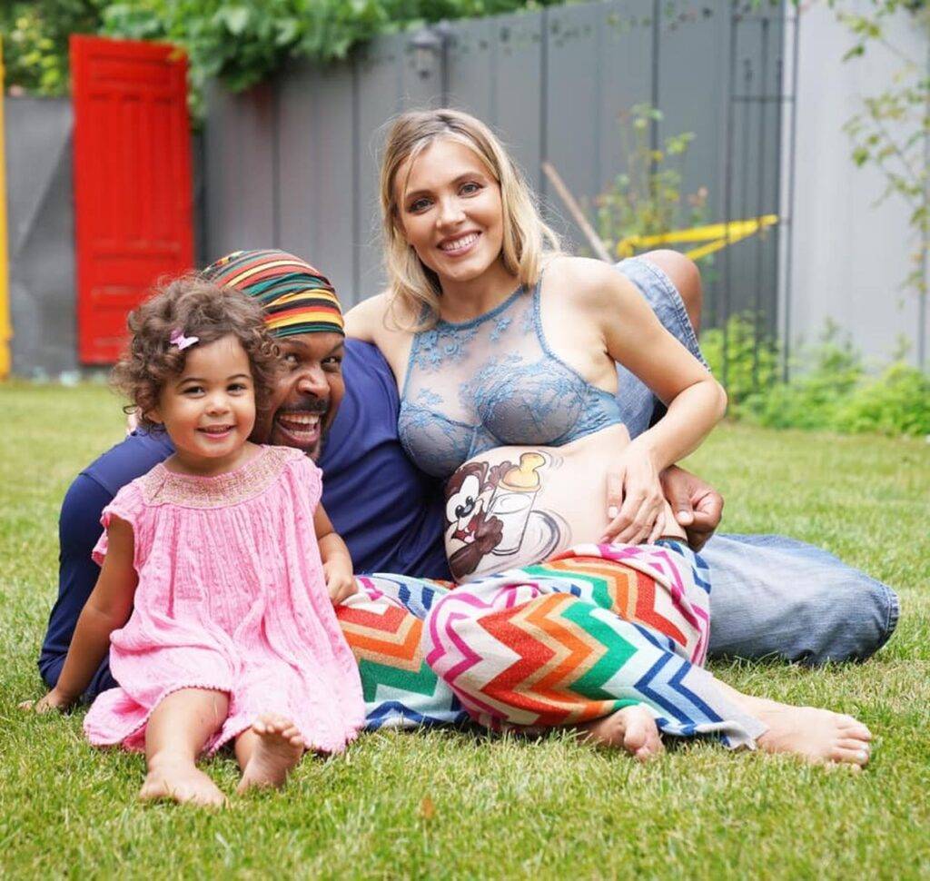 Fotografie inedită cu Andreea Ibacka alături de ambii ei copii. Noul-născut, pe jumătatea mărimii surorii sale