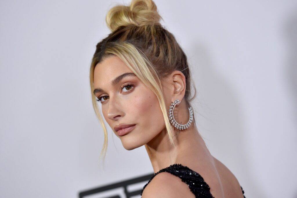 Hailey Bieber va avea propria ei linie de produse cosmetice -„Rhode Beauty”. Este foarte pasionată de skincare