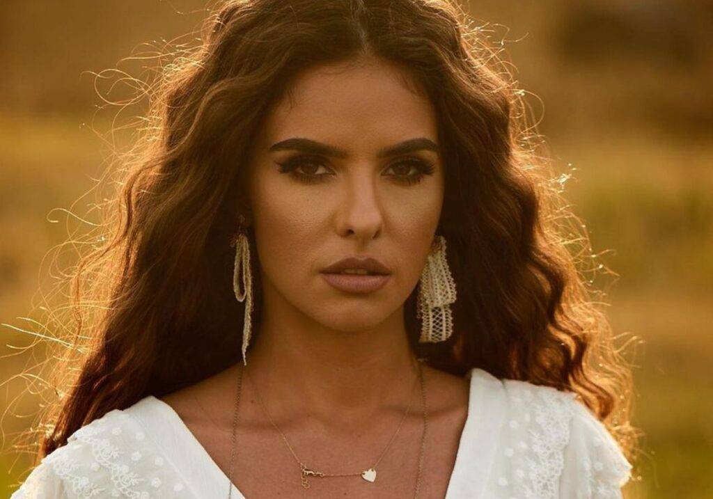 Mellina face primele dezvăluiri legate de numele său real. Ea poartă numele unei mari actrițe