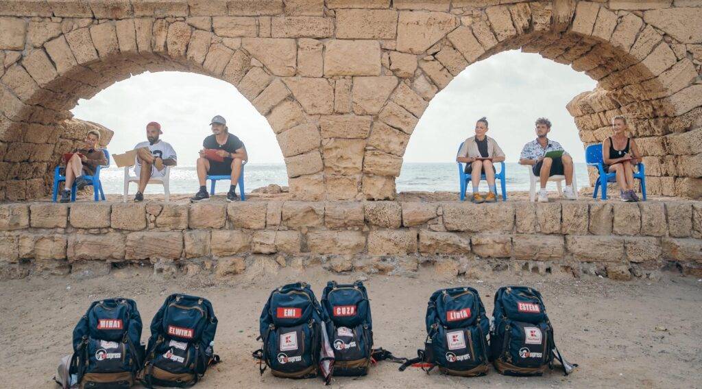 Estera Buble, sora Lidiei și cea care a plecat pe Drumul Împăraților alături de artistă, este cunoscută și are destui urmăritori pe conturile de socializare. Cele două parcă ar fi gemene.