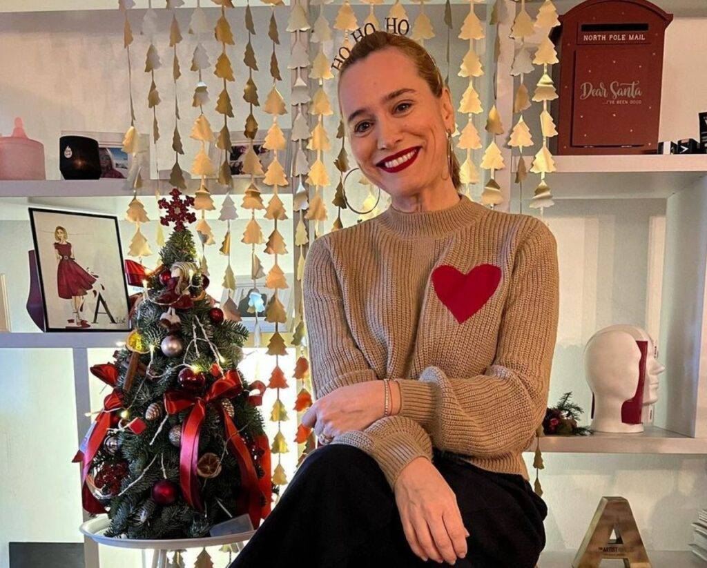 Andreea Esca a publicat fotografia de pe carnetul ei de șofer, luat la vârsta de 18 ani. Cum arăta prezentatoarea