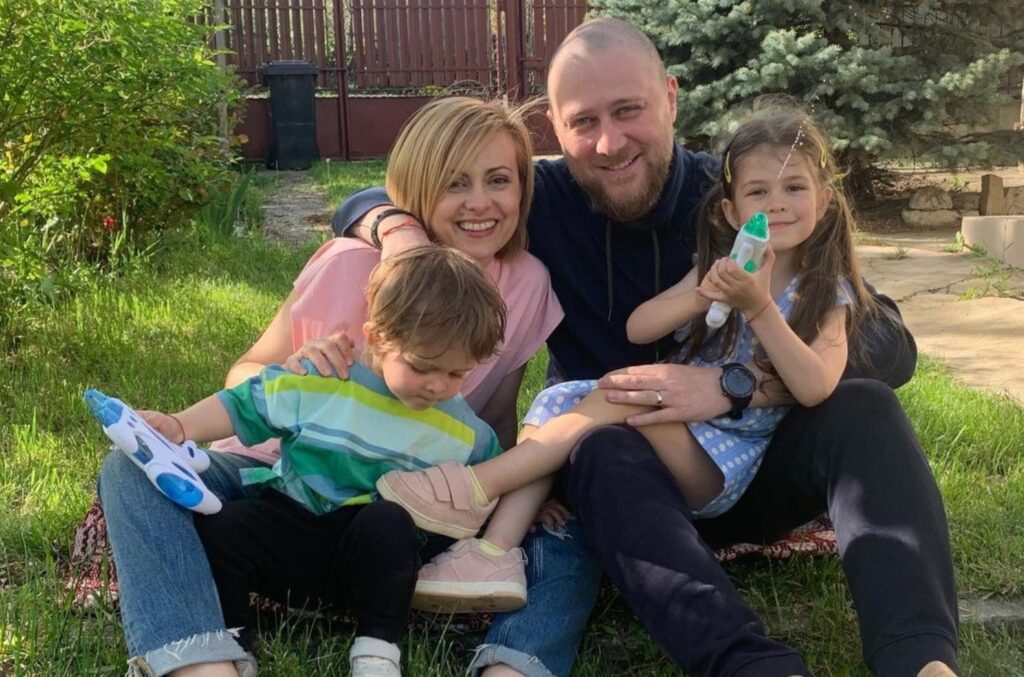 Ce cadouri i-au cerut copiii Simonei Gherghe lui Moș Crăciun. Prezentatoarea pregătește câteva cărți de pus sub pom