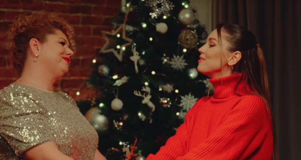 Cum a acceptat mama Mirei să cânte alături de fiica sa un colind pop. A dat portul popular pe bluza cu sclipici