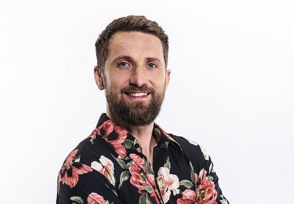 Dani Oțil s-a ținut de promisiune. Banii au fost donați și el a servit mămicile implicate îmbrăcat în celebra sa pijama