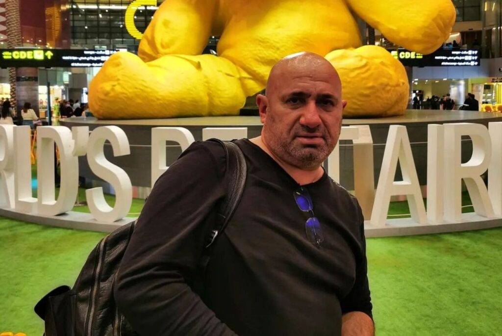 Fotografia postată de Cătălin Scarlătescu ce a pus fanii pe gânduri. A cui este mâna de domnișoară din poză