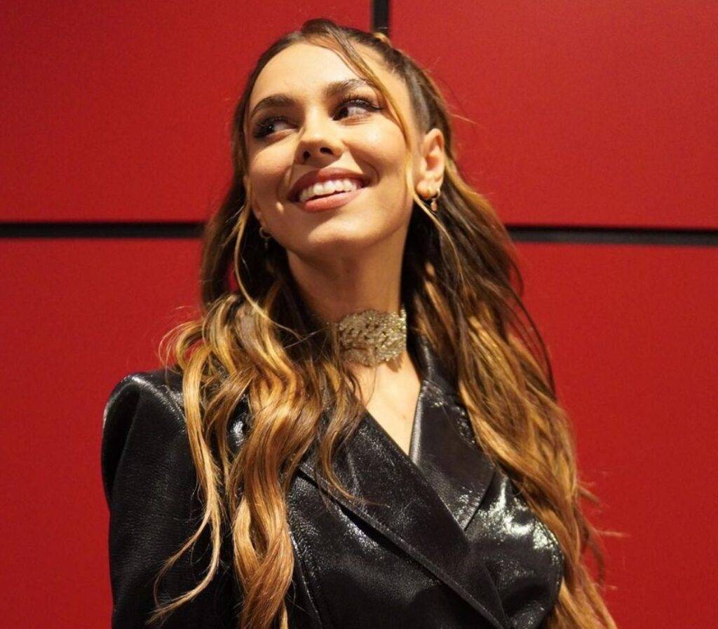 Mama Mirei nu și-a dorit ca fiica ei să intre în industria muzicală. O îndruma către medicină