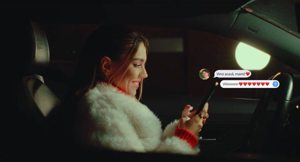 Mira a scos videoclip alături de mama sa. Este prima oară când cele două cântă împreună pentru un proiect muzical