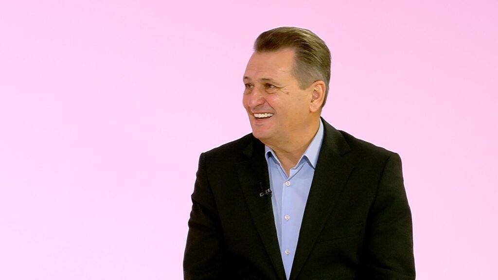 Noi invitați apar în seara aceasta în emisiunea lui Nea Mărin. Carmen Tănase, îmbrăcată în port tradițional