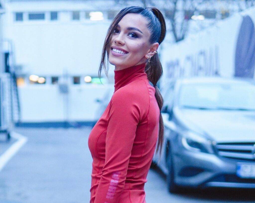 Mira a ajuns pe mâna medicilor! Vedeta și-a pus aparat dentar