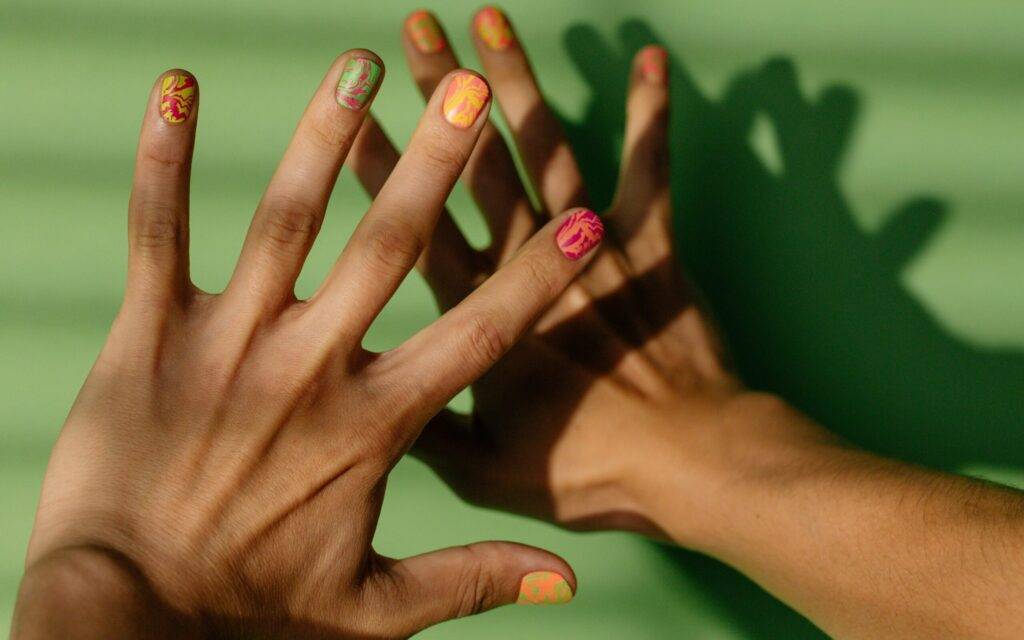 3 sfaturi pentru o manichiură cât mai rapid realizabilă, pentru o seară perfectă în oraș cu prietenii