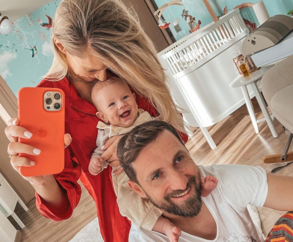 Cum se distrează Dani Oțil și Gabriela Prisăcariu la ceas de seară, alături de băiatul lor