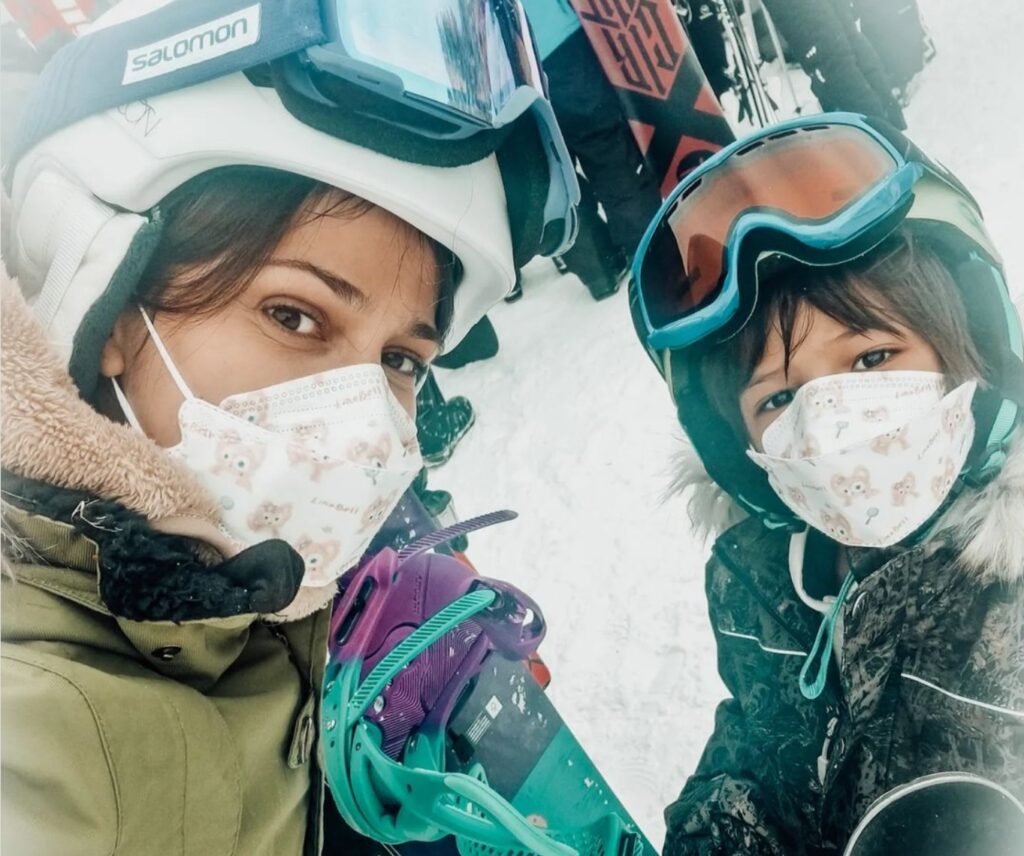 Dana Rogoz și Vlad, fiul ei, s-au distrat pe cinste astăzi, pe pârtie. Actrița se declară o mămică mândră