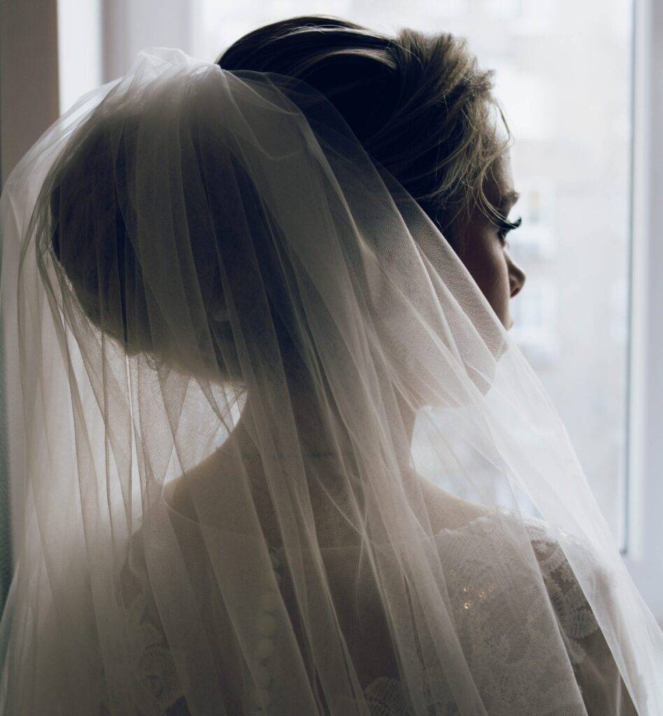 Idei și modele de coafură pentru ziua în care vei păși în fața altarului. Ce se poartă la nunțile din 2022