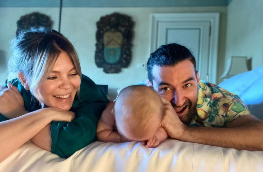 Imagine emoționantă cu Smiley și fetița lui de la malul mării. Prima lor vacanță în această formulă