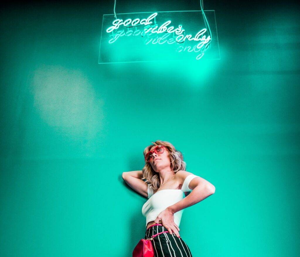 Moda anilor 2000 - culori electrizante și mult volum. O perioadă nu întocmai memorabilă pentru istoria modei