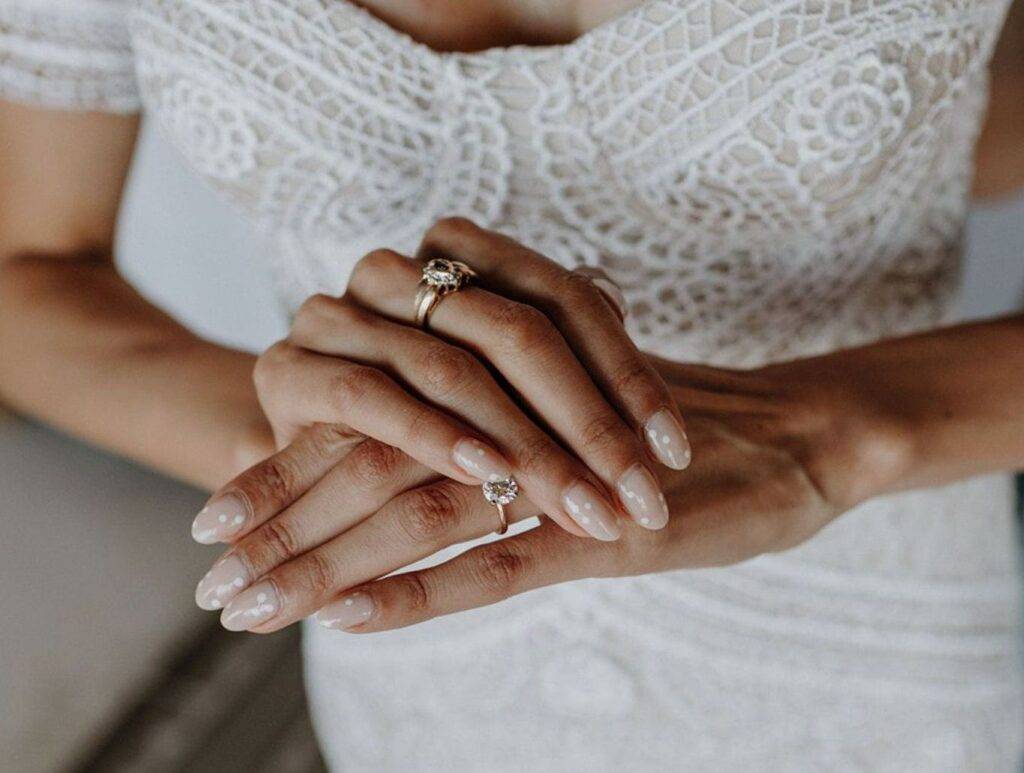 Modele și culori perfecte pentru o manichiură de mireasă ce va face pasul cel mare în 2022
