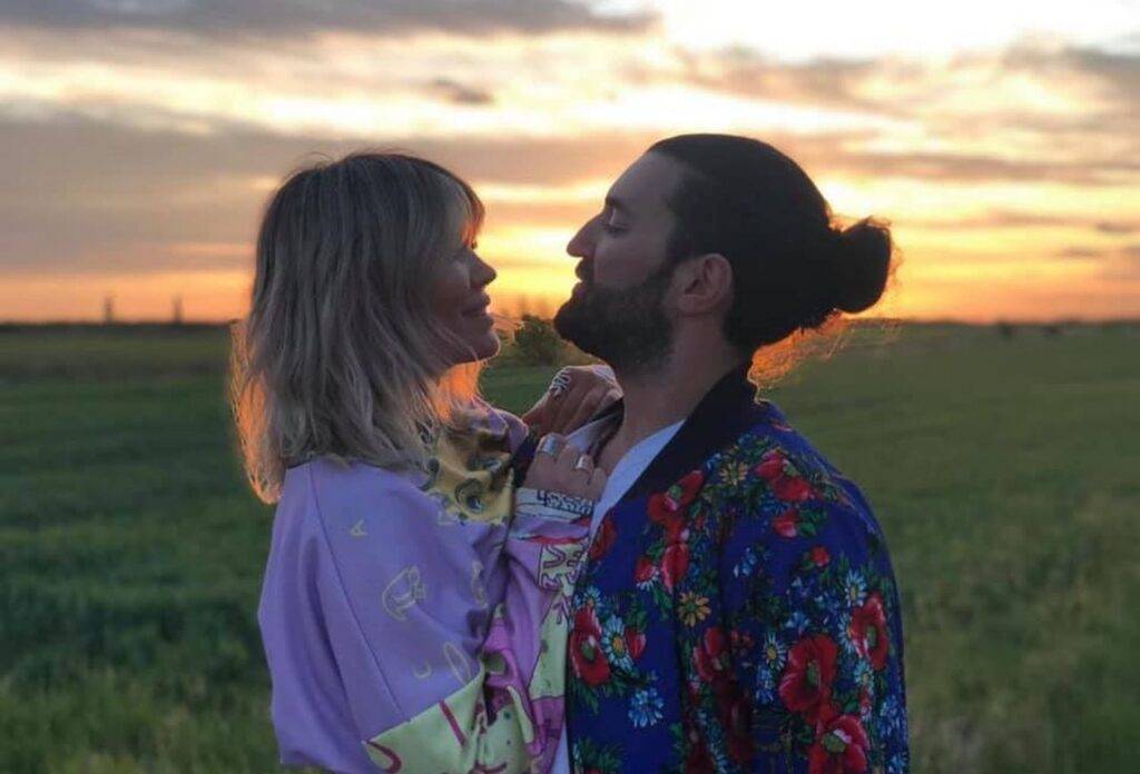 Noi imagini din vacanța lui Smiley și a Ginei Pistol, alături de micuța Josephine. Cum se distrează aceștia