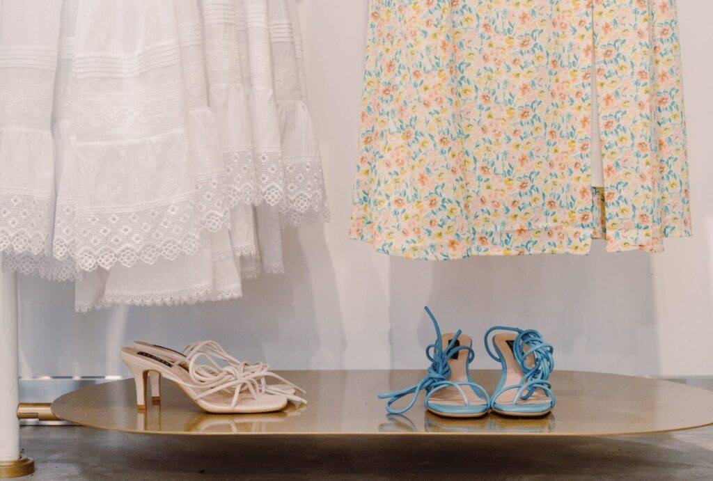 combinații rochie-pantofi