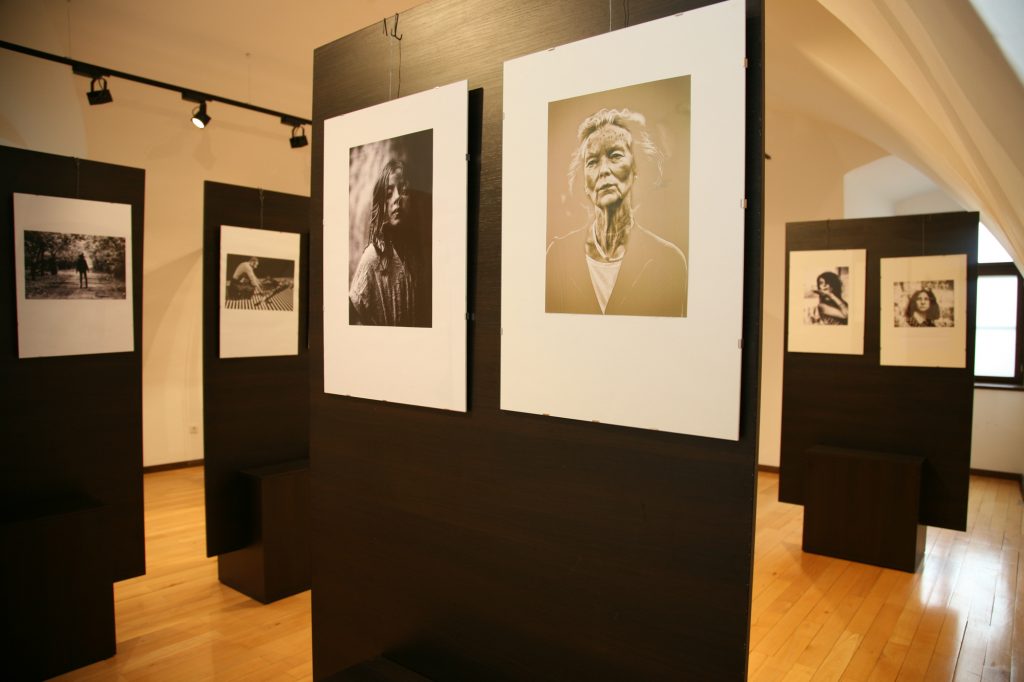 Expoziția internațională „Femeia” organizată în Bihor de 8 martie. Fotografii realizate exclusiv de femei