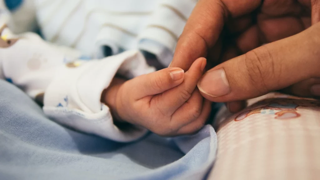 Alocații pentru nou-născuți de la prima zi! Proiectul de Lege care adresează inegalitatea în alocații