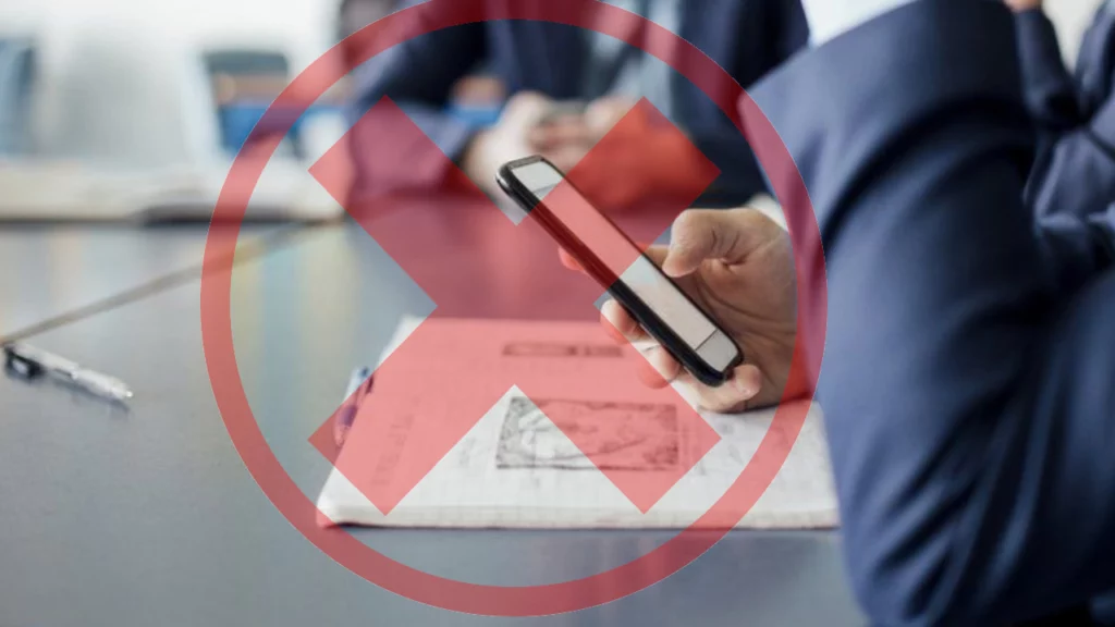 Se interzic telefoanele mobile pentru elevi! Pas important în protecția digitală a minorilor