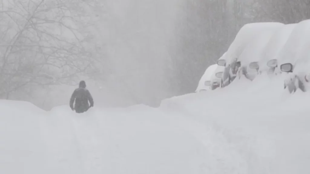 Se închid școlile mâine! Decizia de urgență a autorităților în fața ninsorilor severe și viscolului