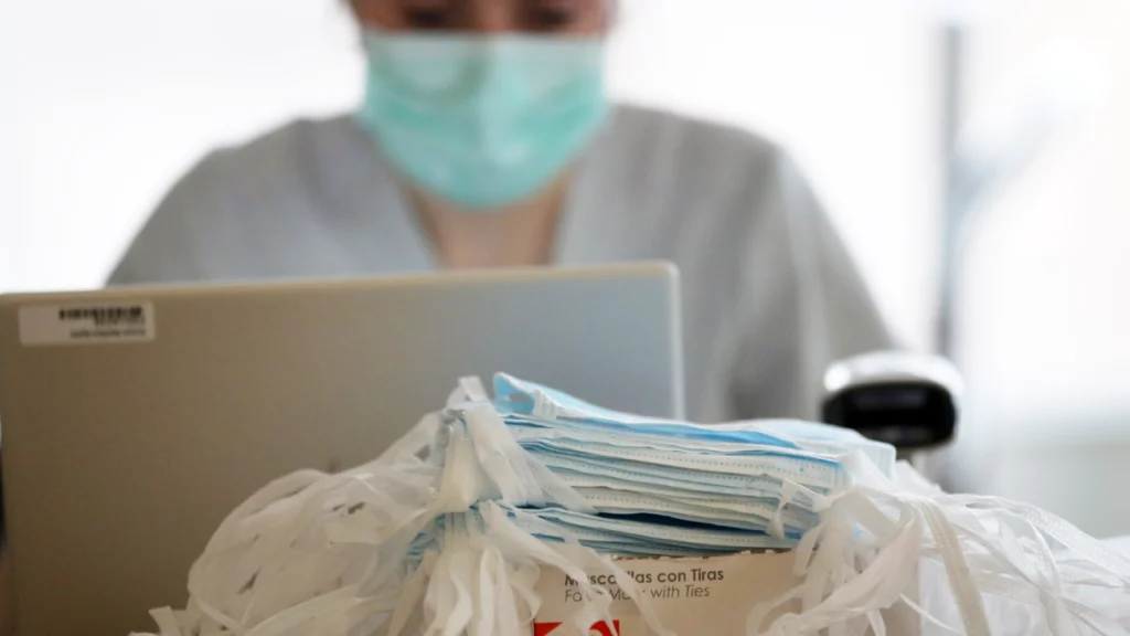 Spitalele din România reinstituie obligatoriu măștile: Prevenirea răspândirii Gripei și COVID-19