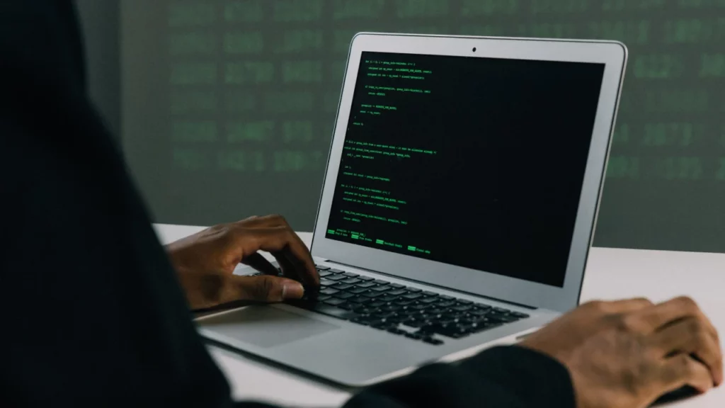 Atacuri cibernetice paralizează spitalele din București: Medicilor le este blocat accesul la bazele de date vitale!